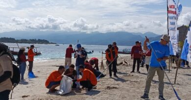 Aksi Bersih Pantai dan Laut di Gili Trawangan Peringati HUT NTB ke-67 dan Hari Nusantara ke-68
